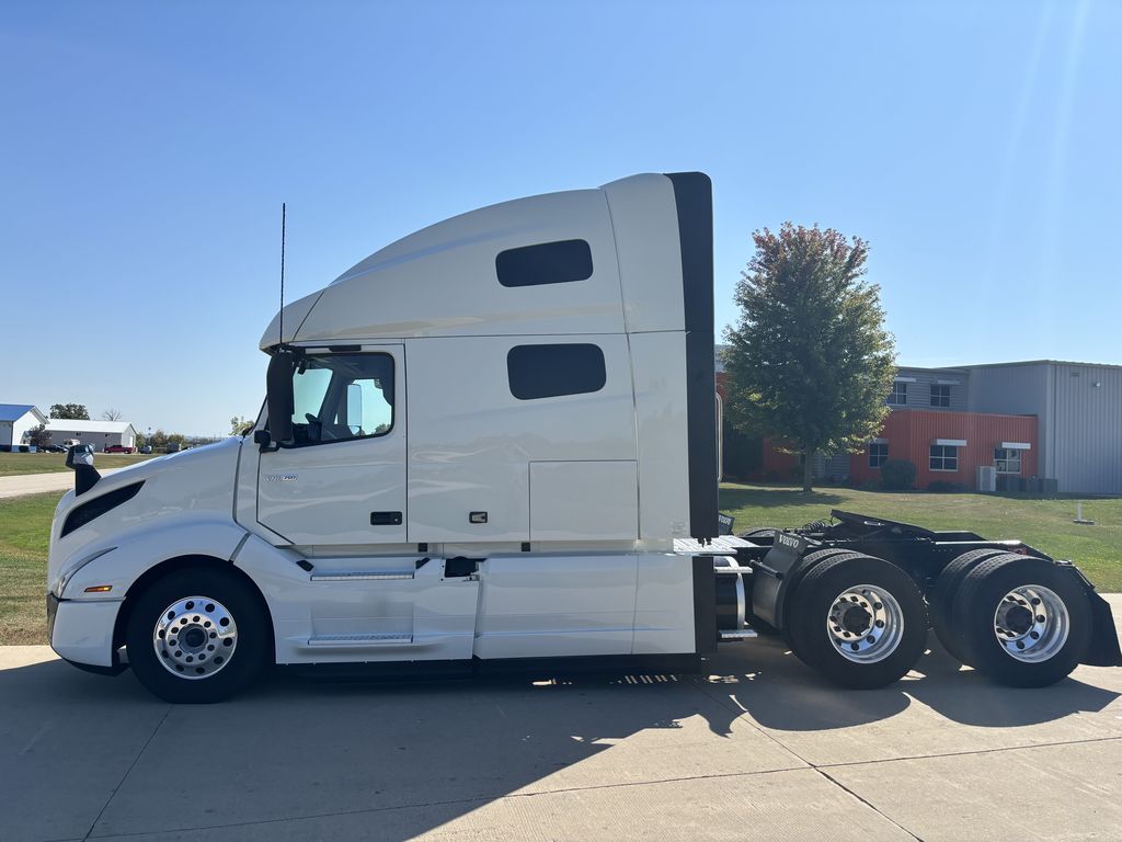 Slide images of 2023 VOLVO VNL64T760