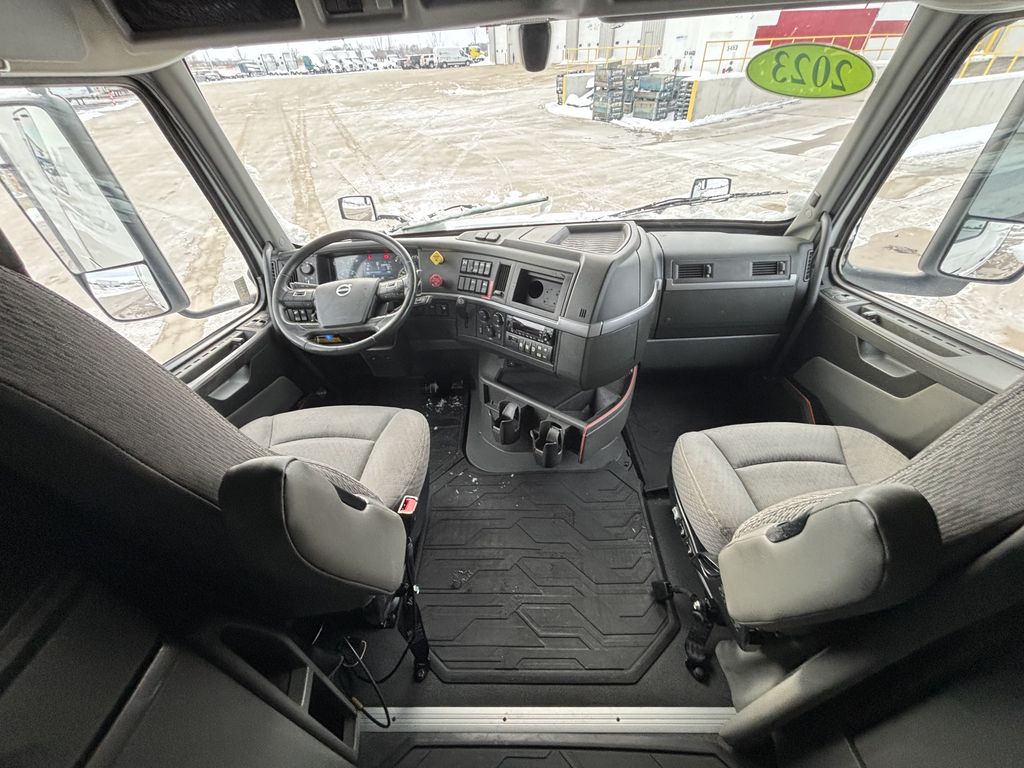 Slide images of 2023 VOLVO VNL64T760