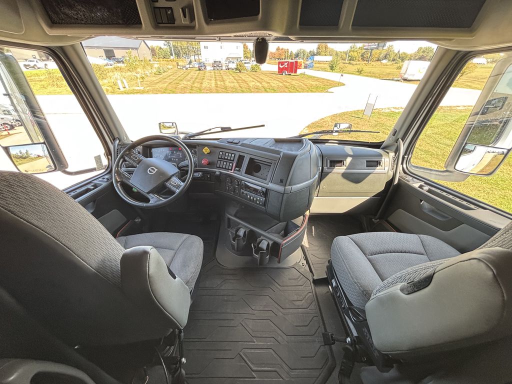 Slide images of 2023 VOLVO VNL64T760