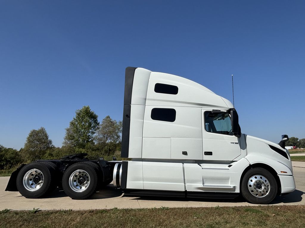 Slide images of 2023 VOLVO VNL64T760