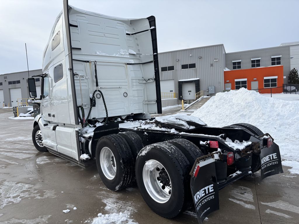 Slide images of 2023 VOLVO VNL64T760