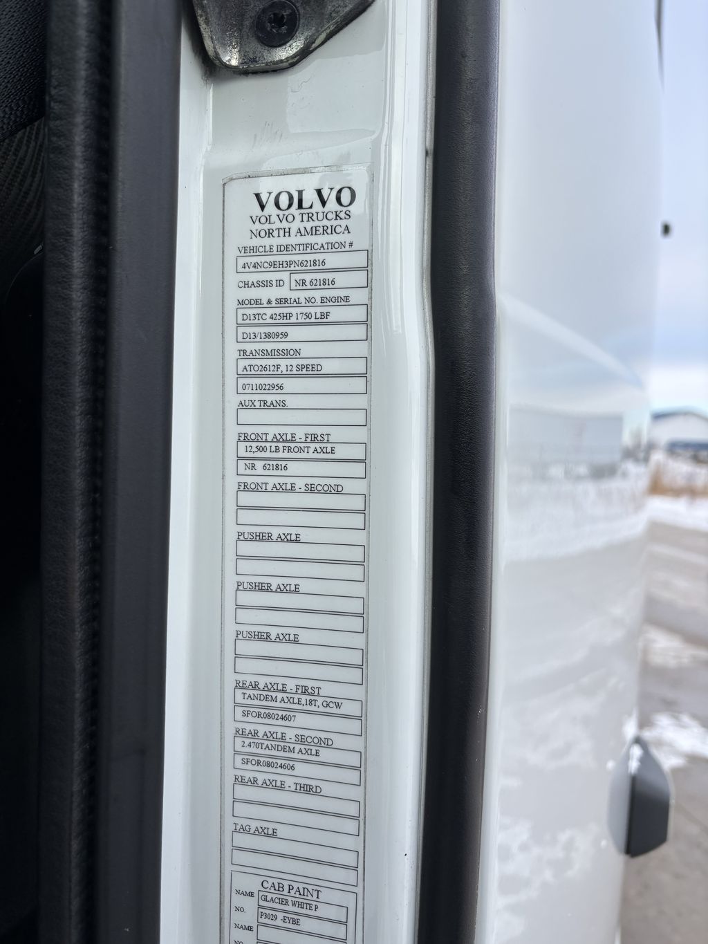 Slide images of 2023 VOLVO VNL64T760