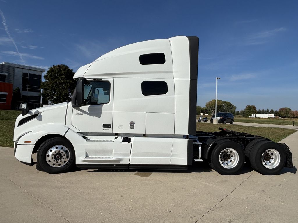 Slide images of 2021 VOLVO VNL64T760