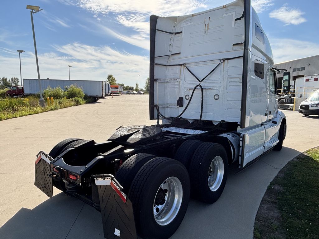 Slide images of 2021 VOLVO VNL64T760