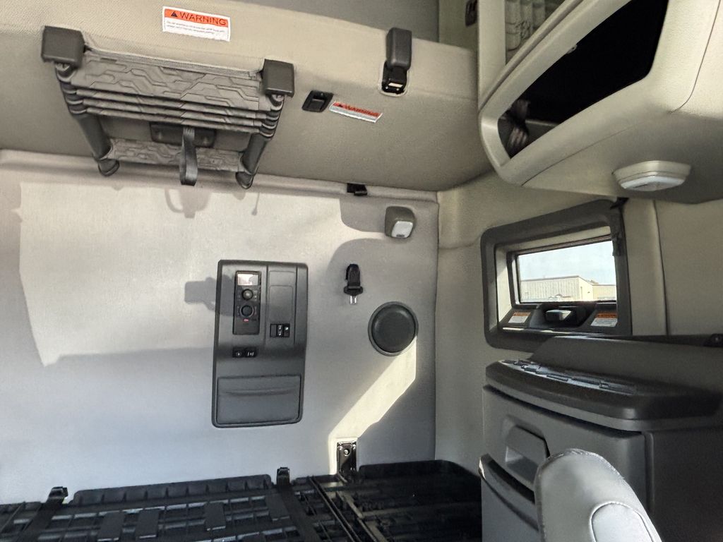 Slide images of 2021 VOLVO VNL64T760