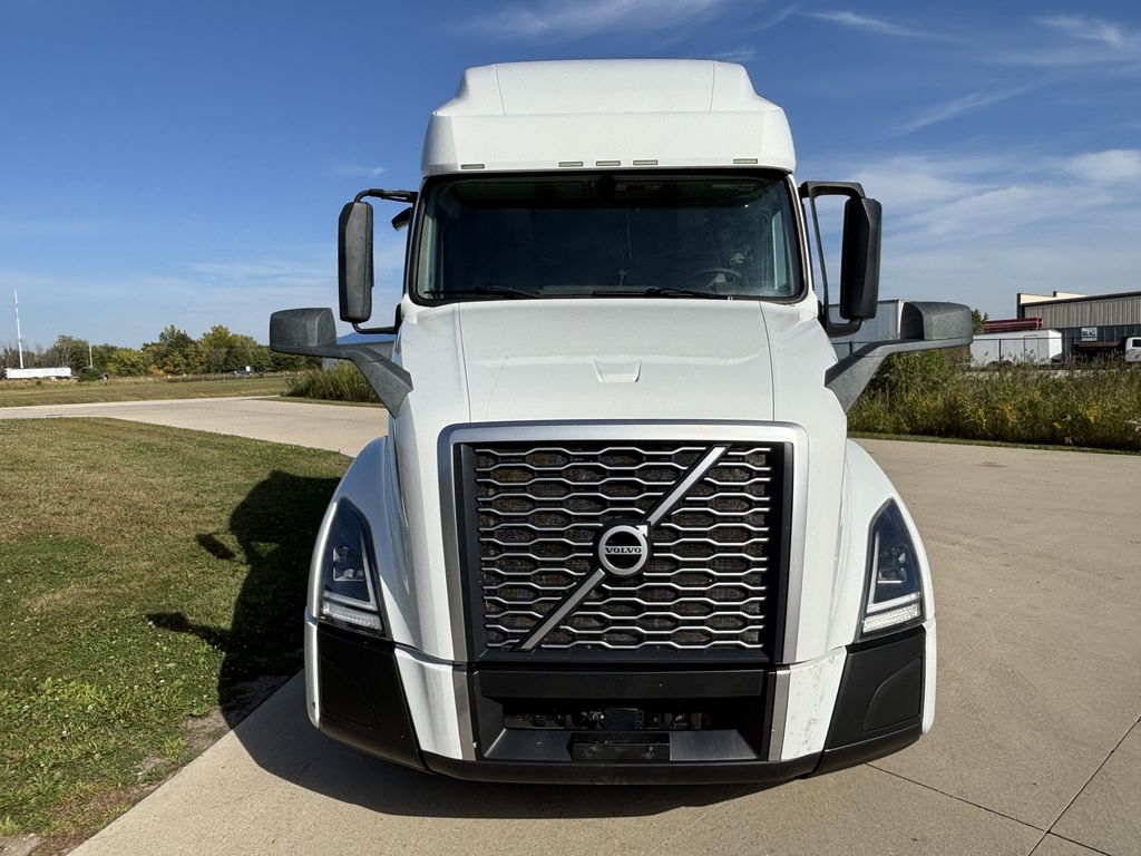 Slide images of 2021 VOLVO VNL64T760