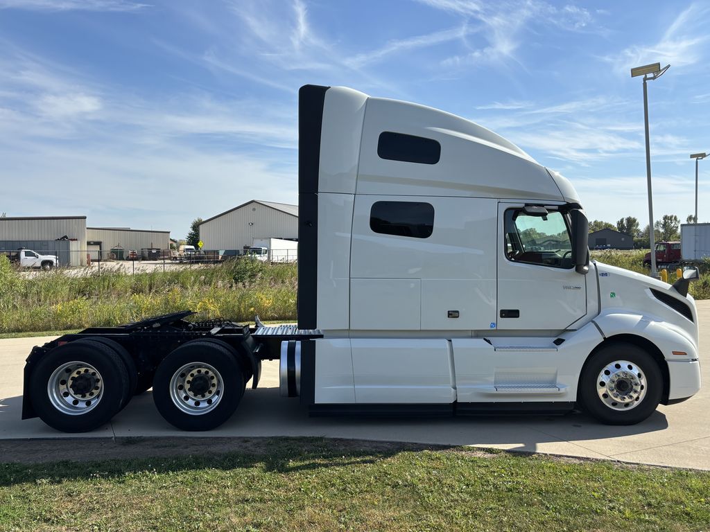 Slide images of 2021 VOLVO VNL64T760