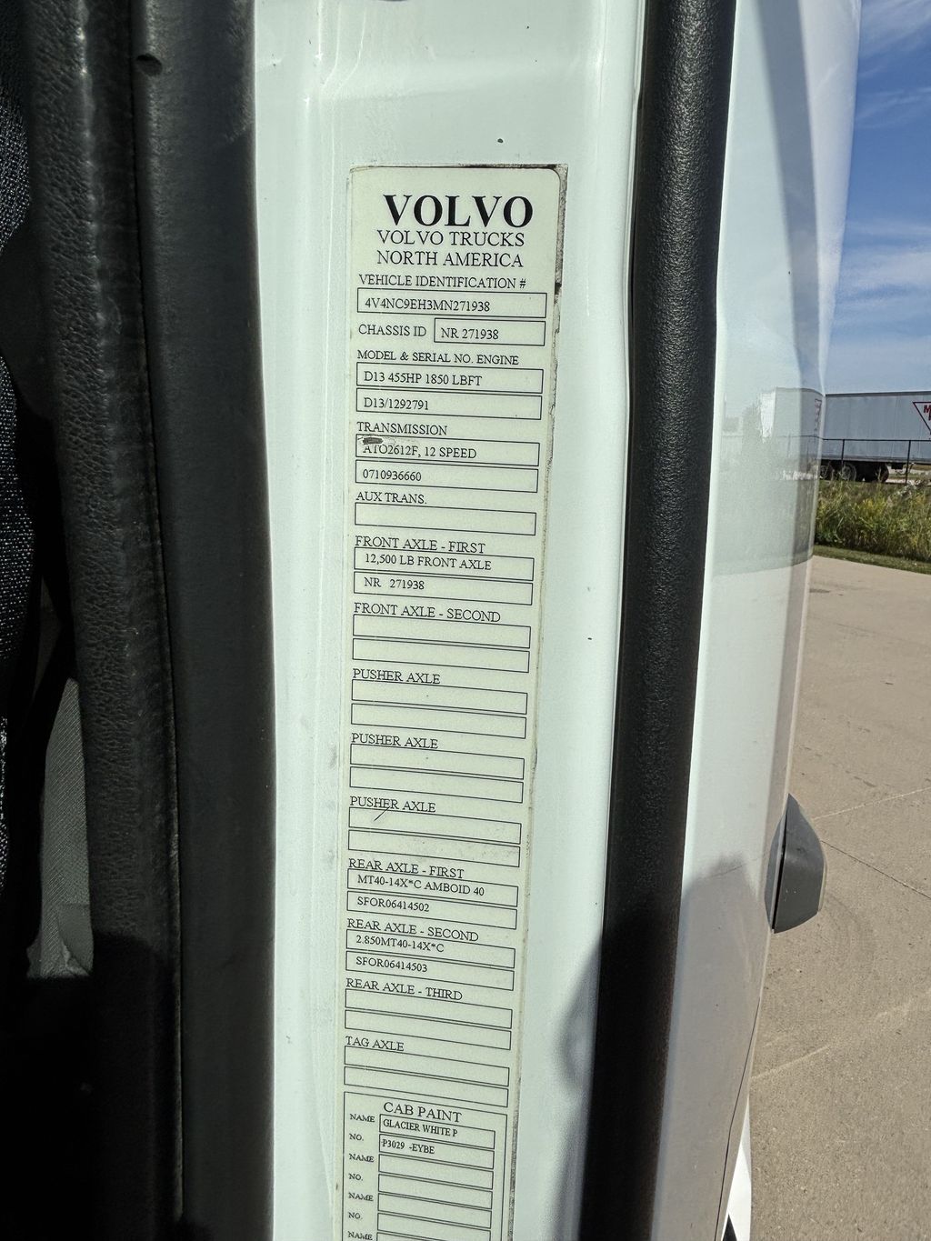 Slide images of 2021 VOLVO VNL64T760