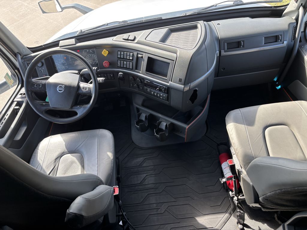 Slide images of 2021 VOLVO VNL64T760