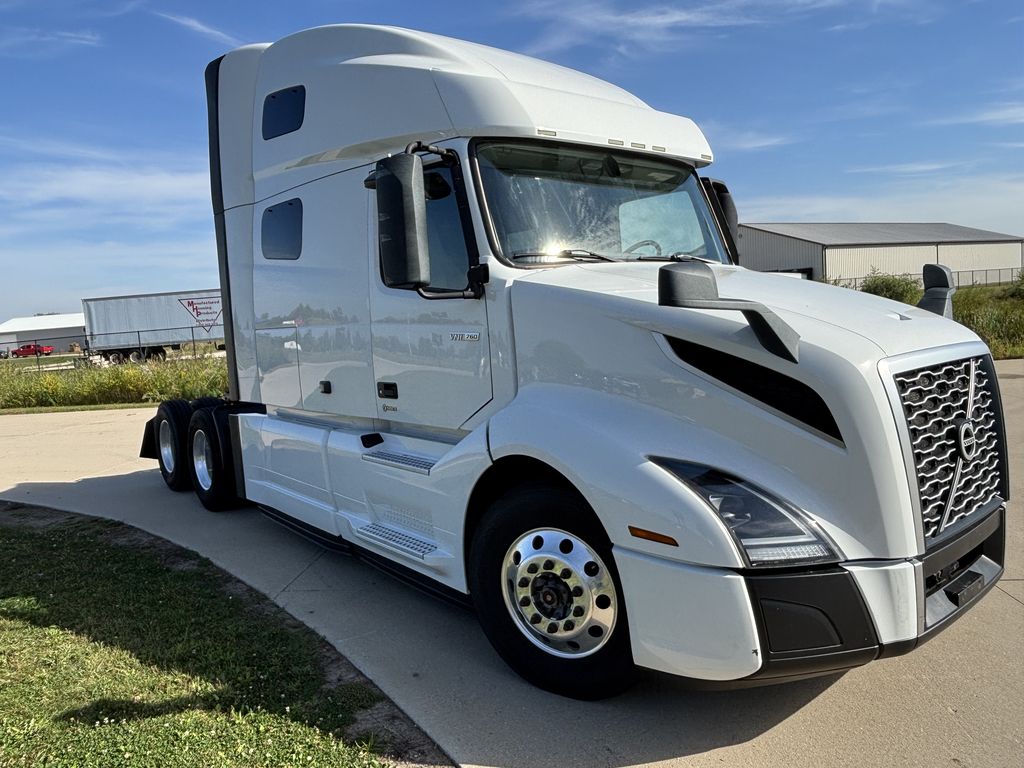Slide images of 2021 VOLVO VNL64T760