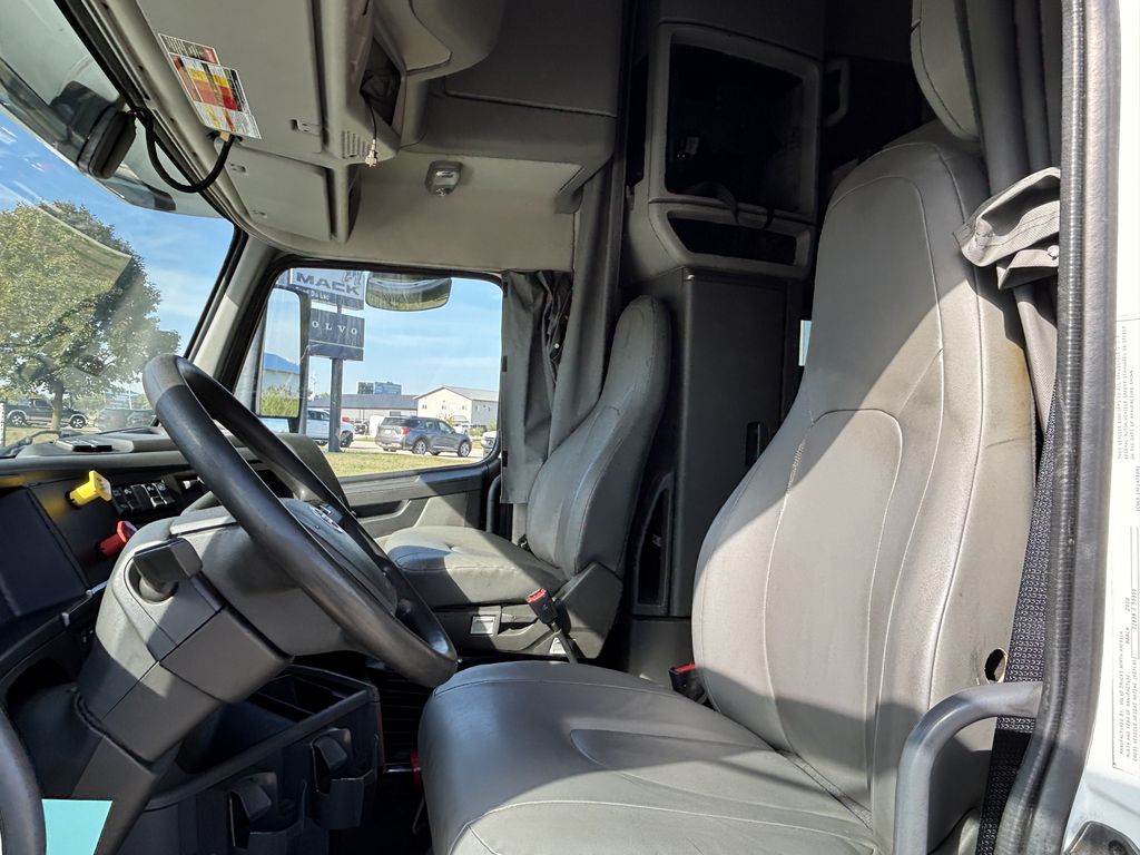 Slide images of 2021 VOLVO VNL64T760