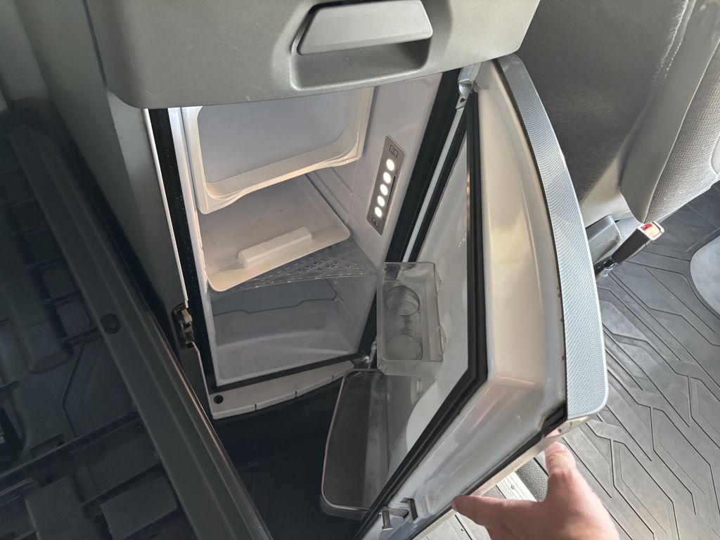 Slide images of 2021 VOLVO VNL64T760