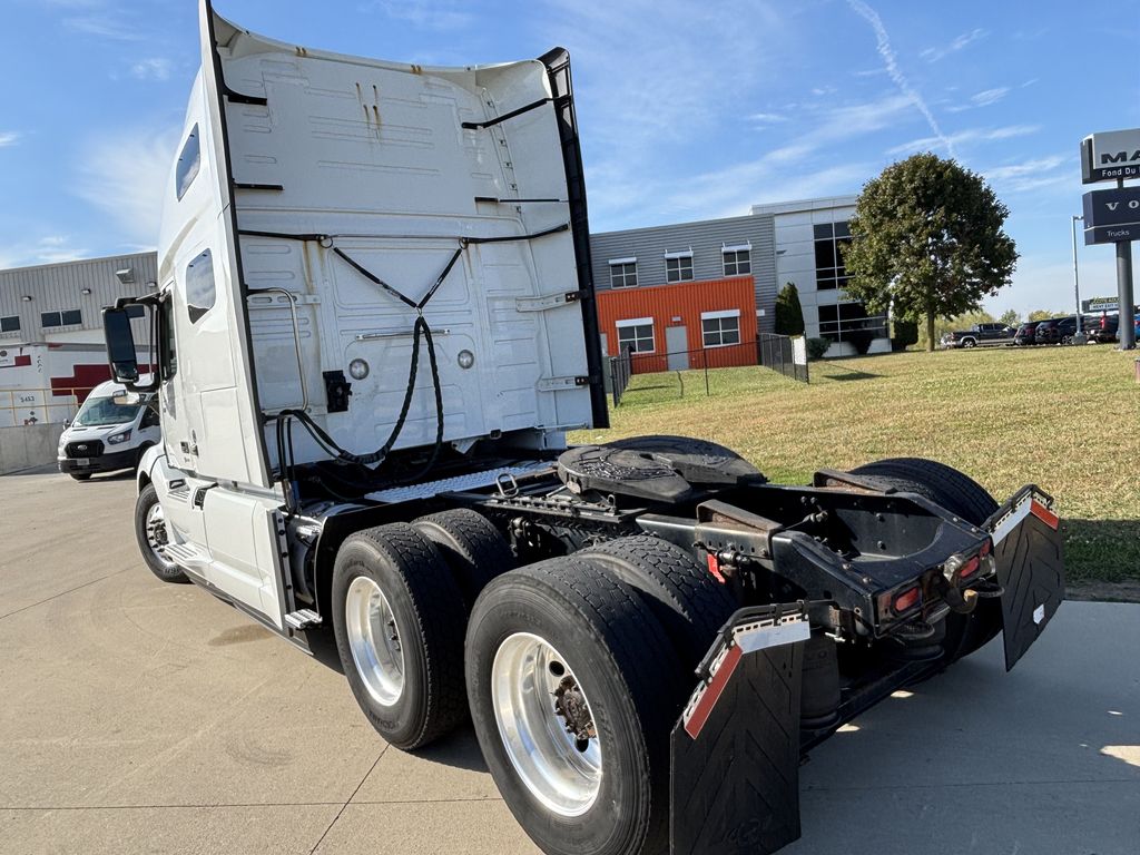 Slide images of 2021 VOLVO VNL64T760