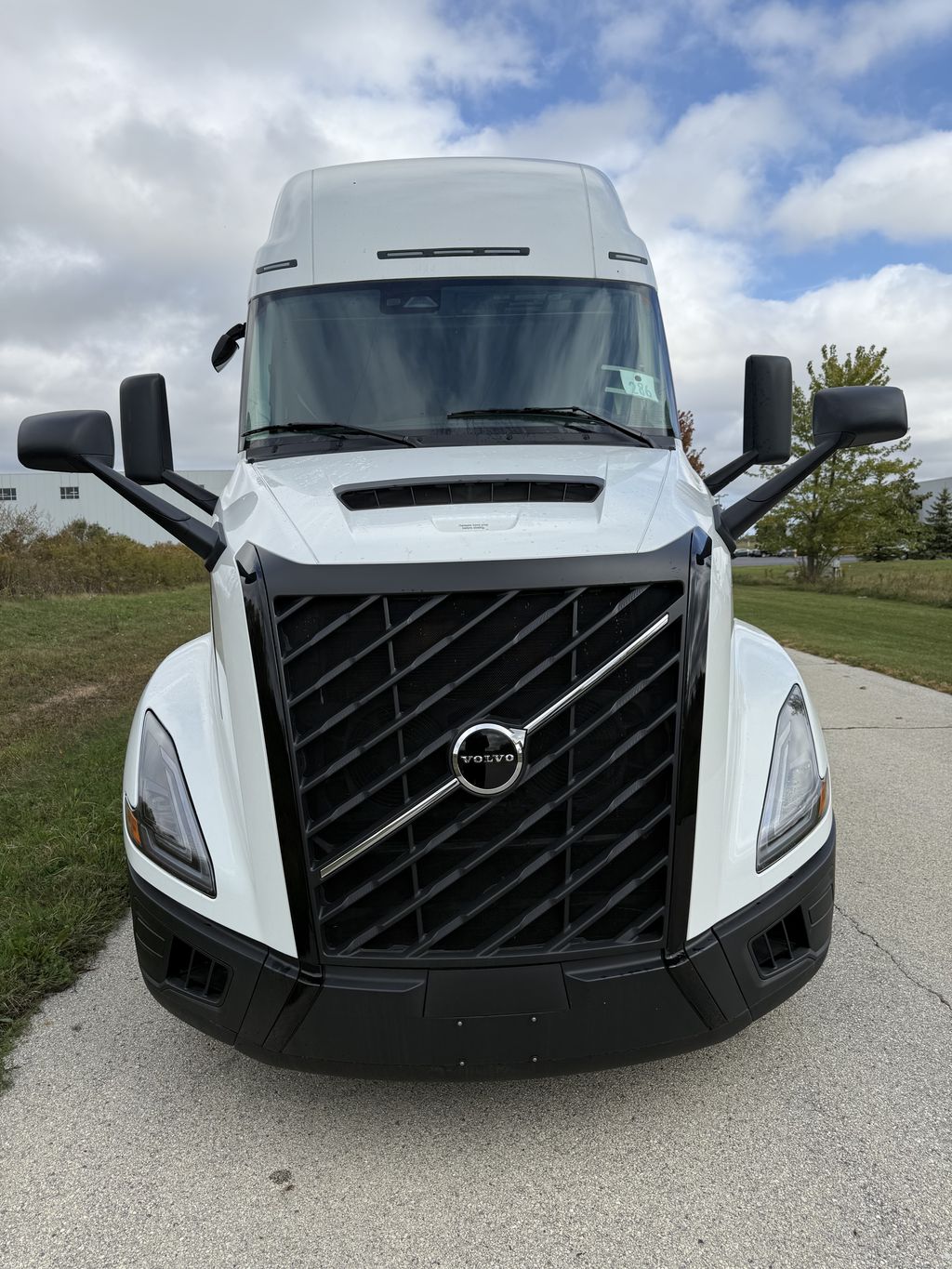 Slide images of 2025 VOLVO VNL64T860