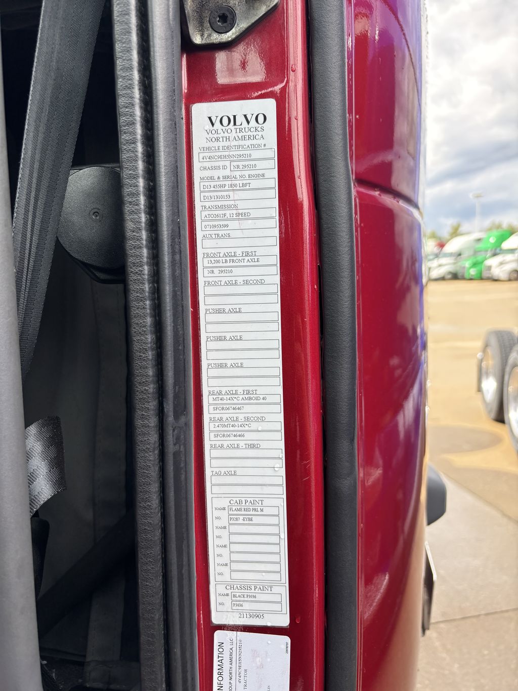 Slide images of 2022 VOLVO VNL64T860
