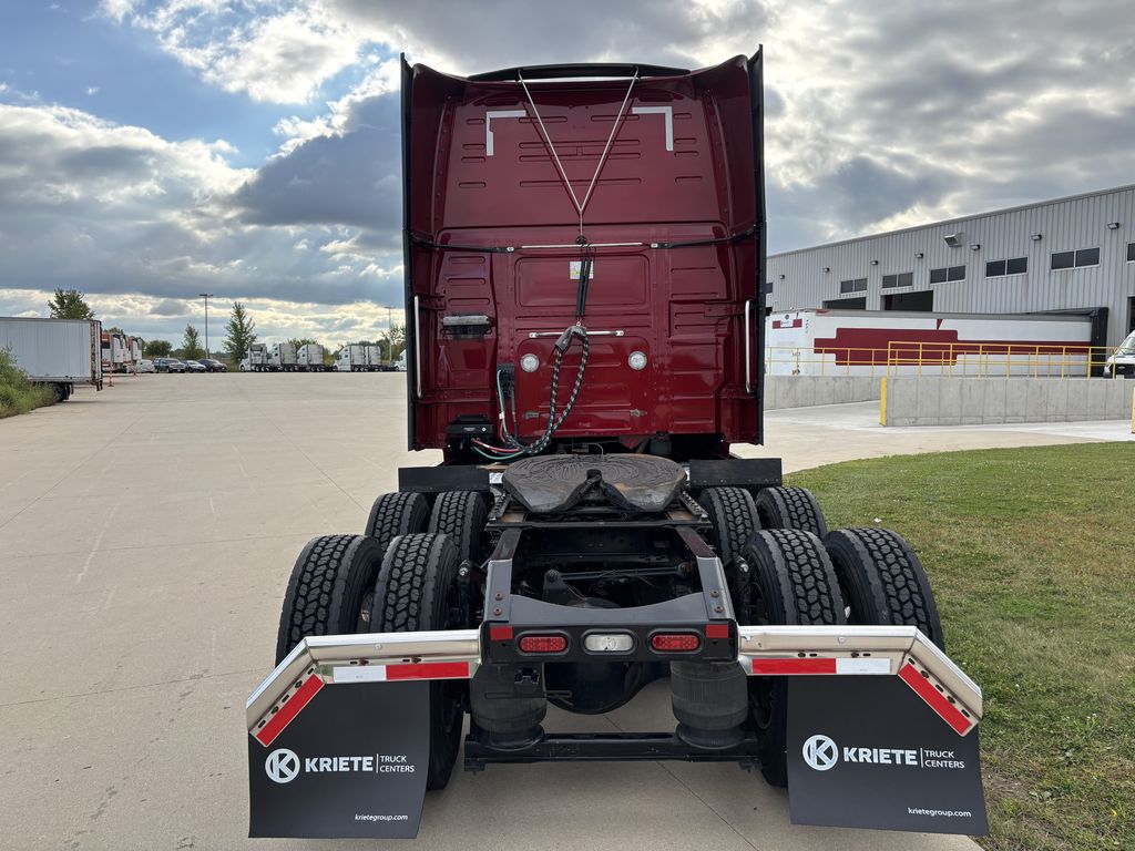 Slide images of 2022 VOLVO VNL64T860