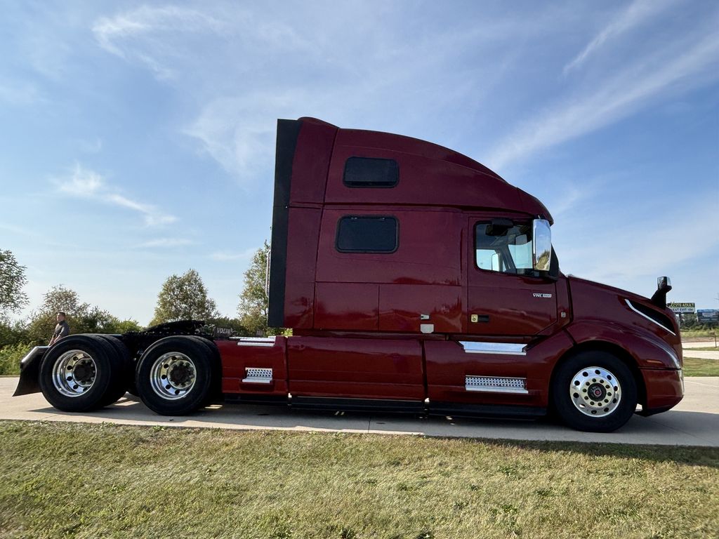 Slide images of 2022 VOLVO VNL64T860