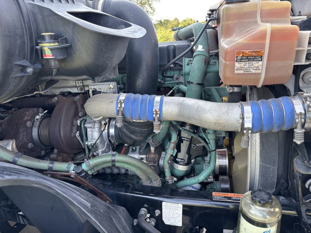 Slide images of 2022 VOLVO VNL64T860
