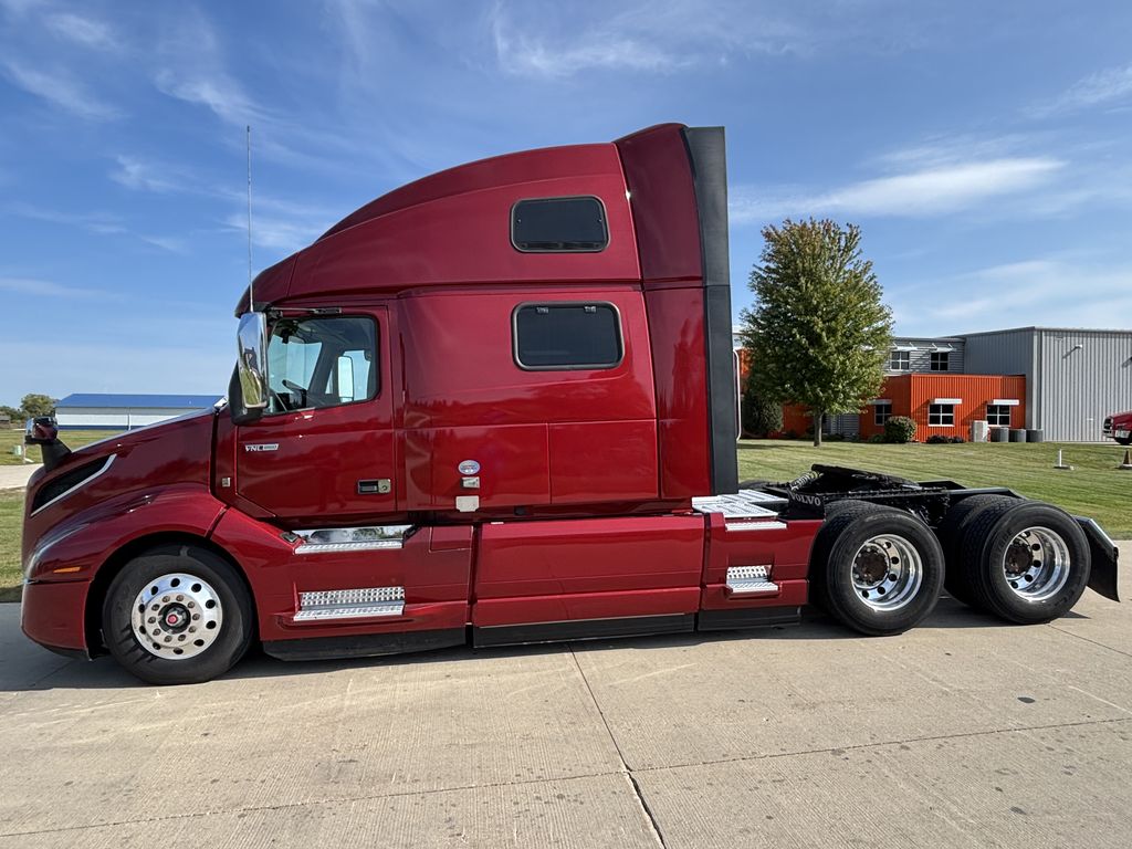 Slide images of 2022 VOLVO VNL64T860