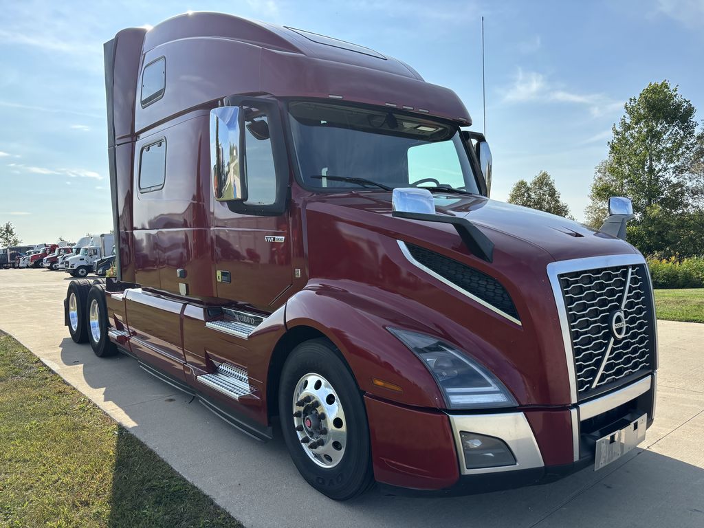 Slide images of 2022 VOLVO VNL64T860