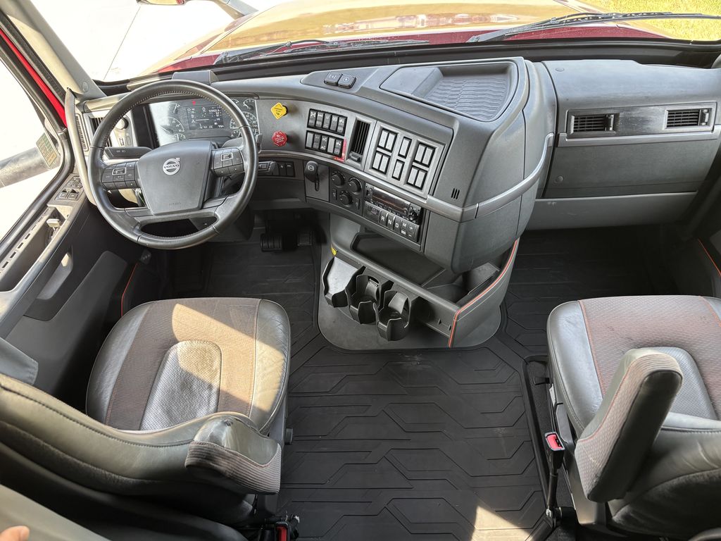 Slide images of 2022 VOLVO VNL64T860