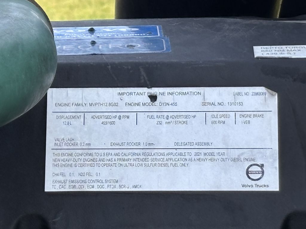 Slide images of 2022 VOLVO VNL64T860