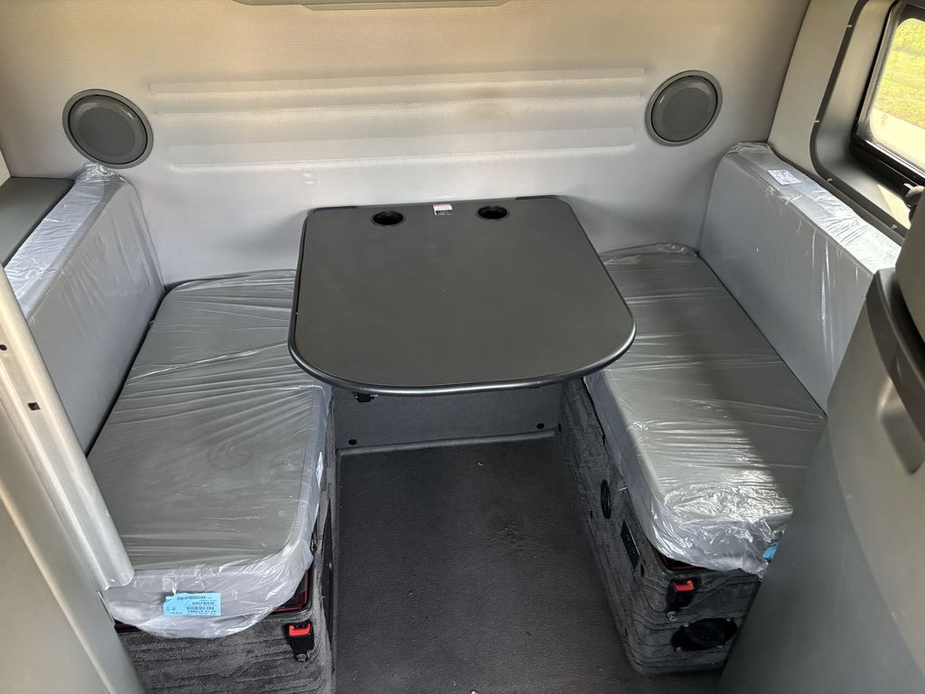 Slide images of 2022 VOLVO VNL64T860