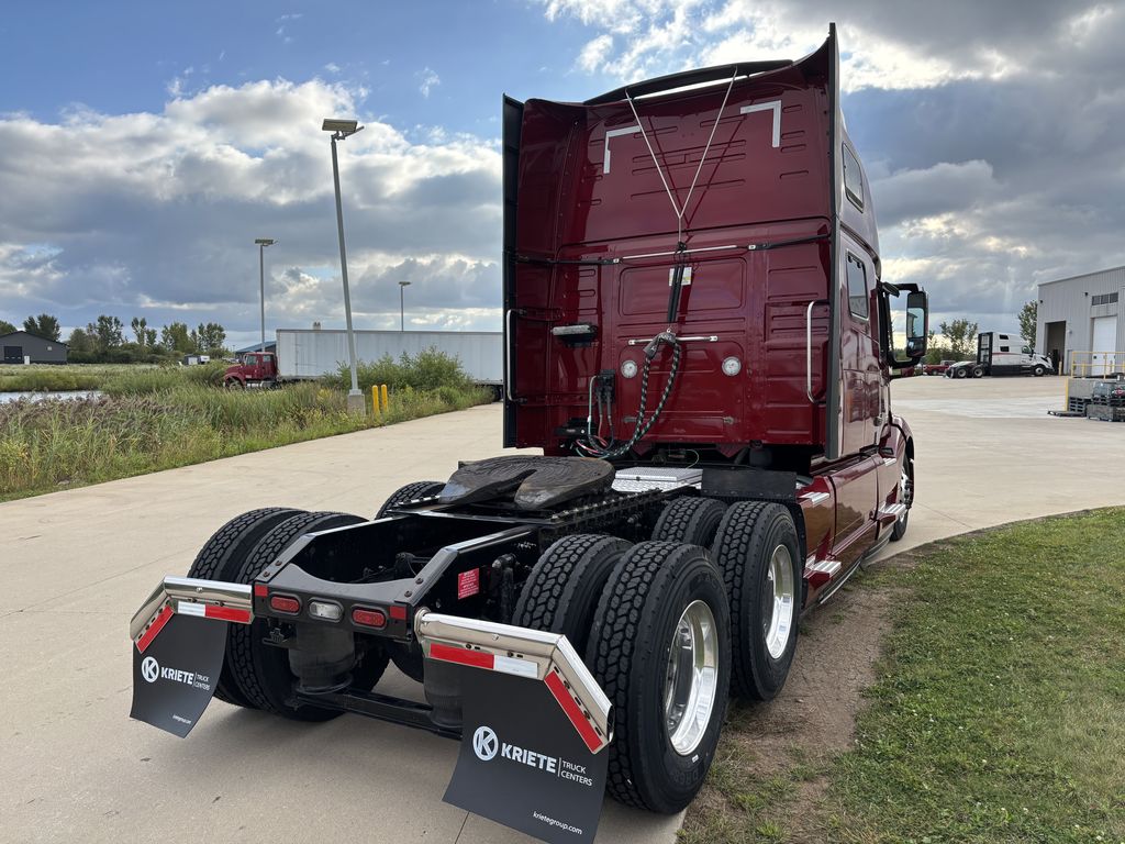 Slide images of 2022 VOLVO VNL64T860
