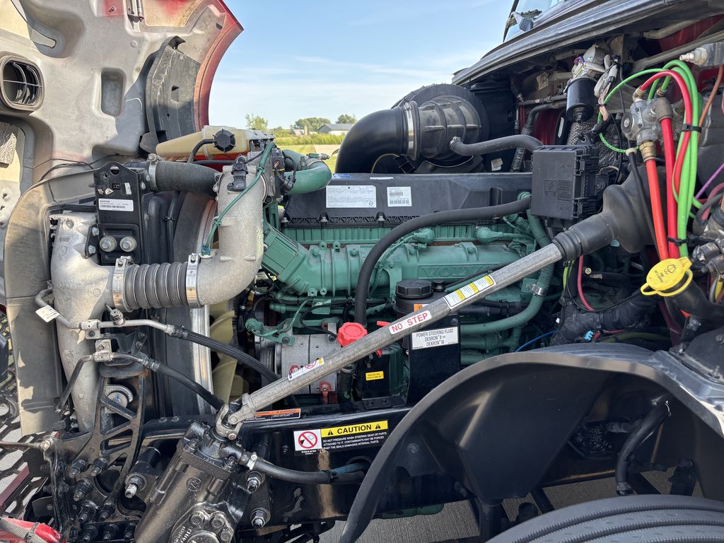 Slide images of 2022 VOLVO VNL64T860