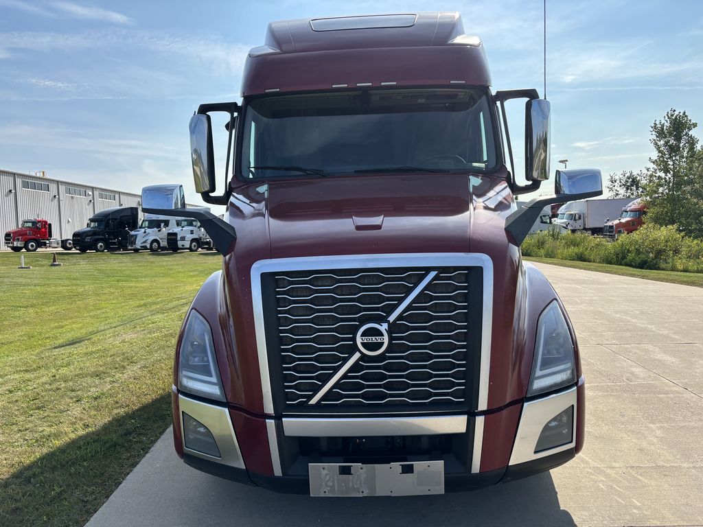 Slide images of 2022 VOLVO VNL64T860