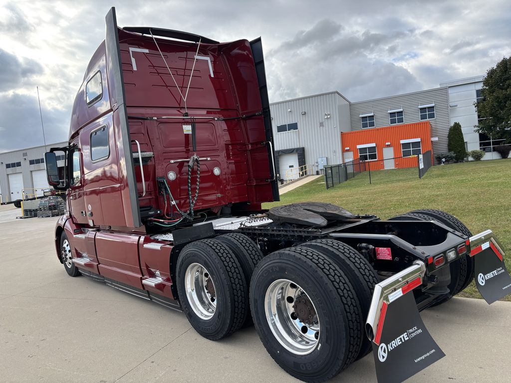 Slide images of 2022 VOLVO VNL64T860