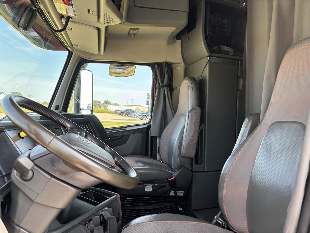 Slide images of 2022 VOLVO VNL64T860
