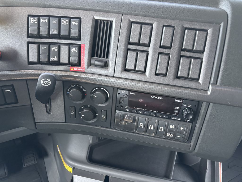 Slide images of 2022 VOLVO VNL64T860