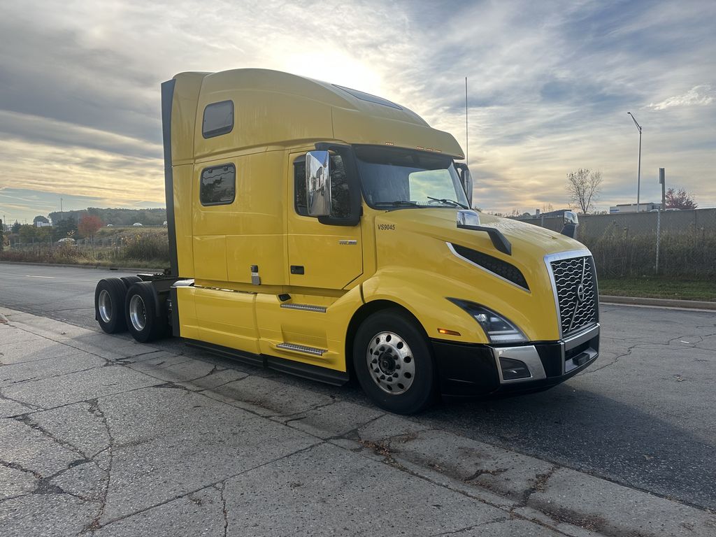 Slide images of 2019 VOLVO VNL64T-860