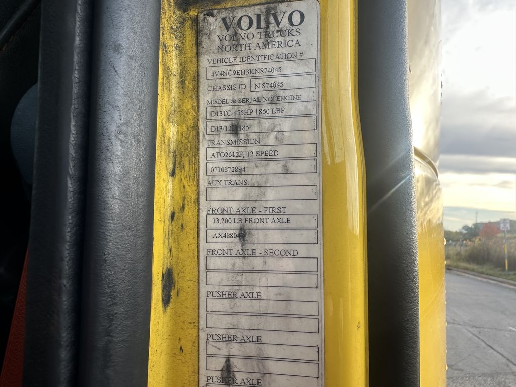 Slide images of 2019 VOLVO VNL64T-860