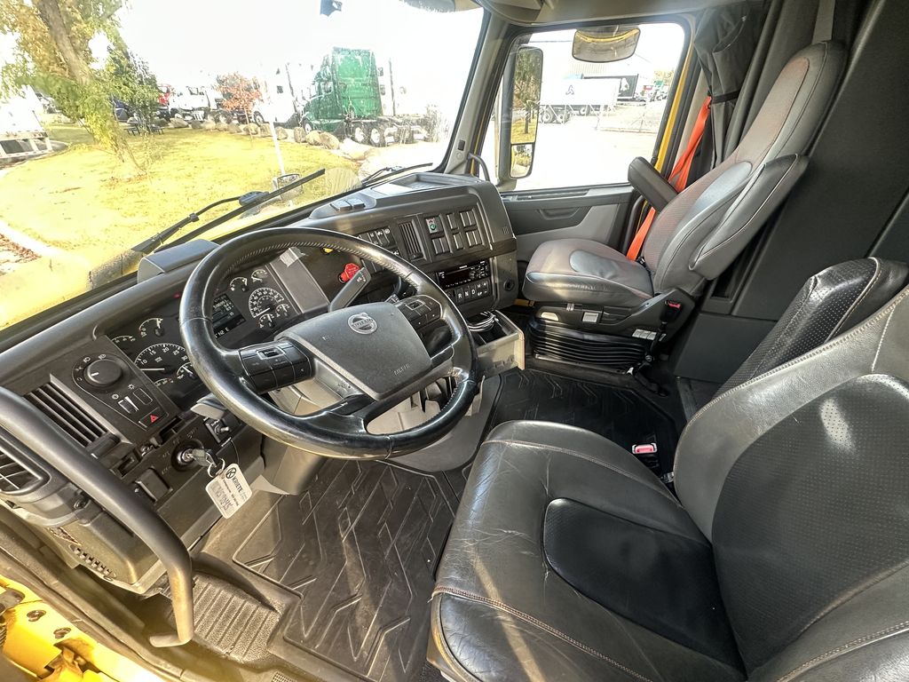 Slide images of 2019 VOLVO VNL64T-860