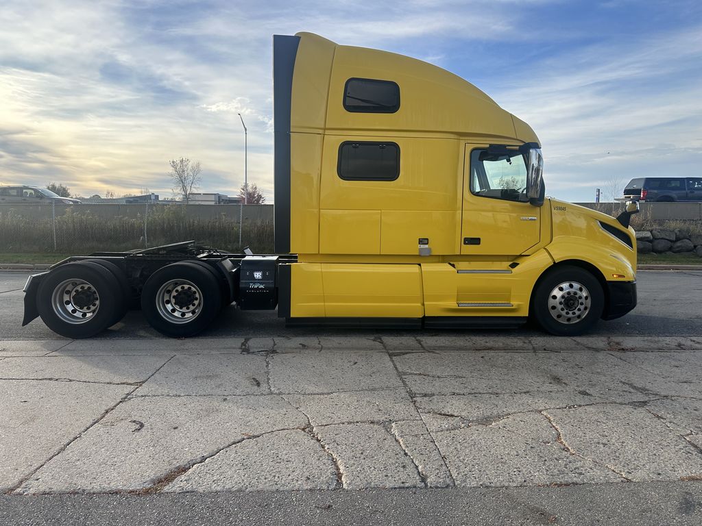 Slide images of 2019 VOLVO VNL64T-860