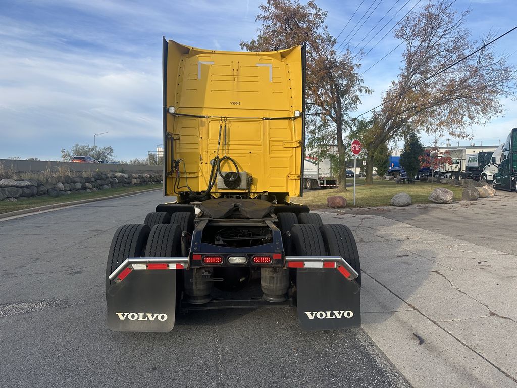 Slide images of 2019 VOLVO VNL64T-860