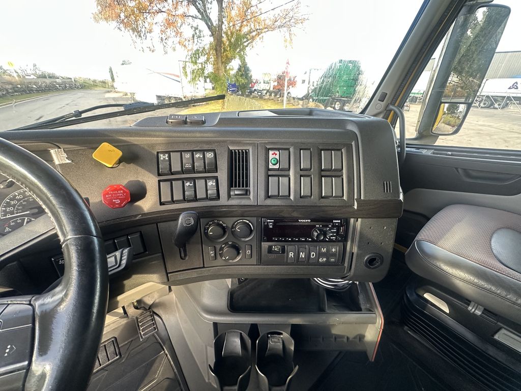 Slide images of 2019 VOLVO VNL64T-860