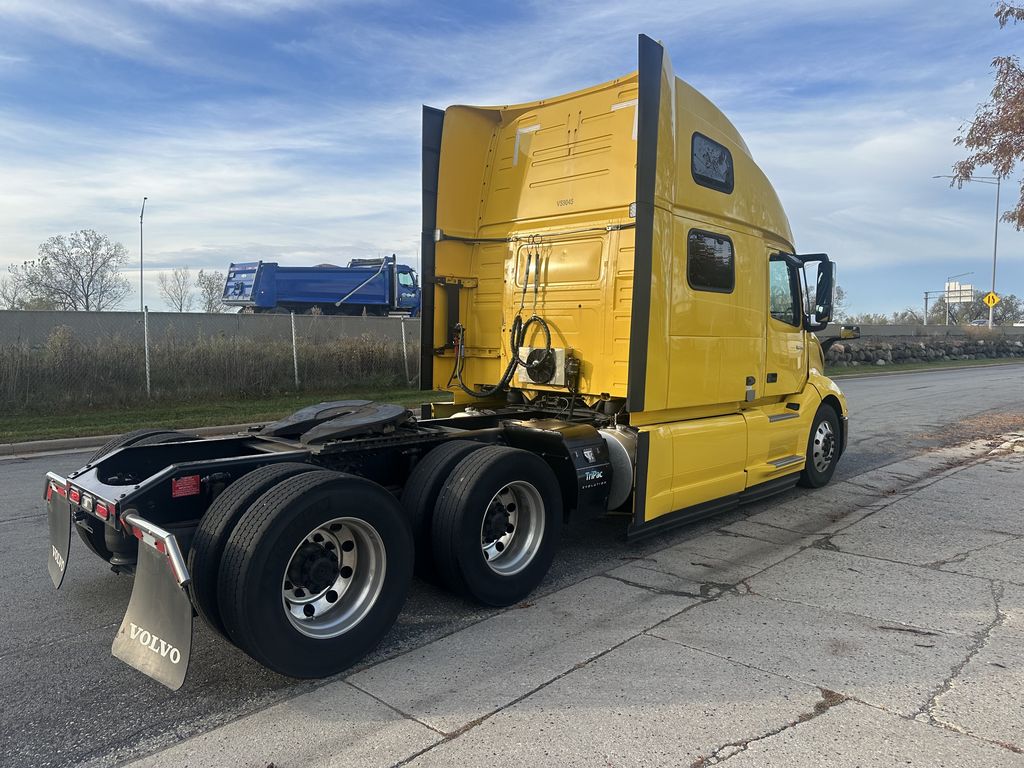 Slide images of 2019 VOLVO VNL64T-860