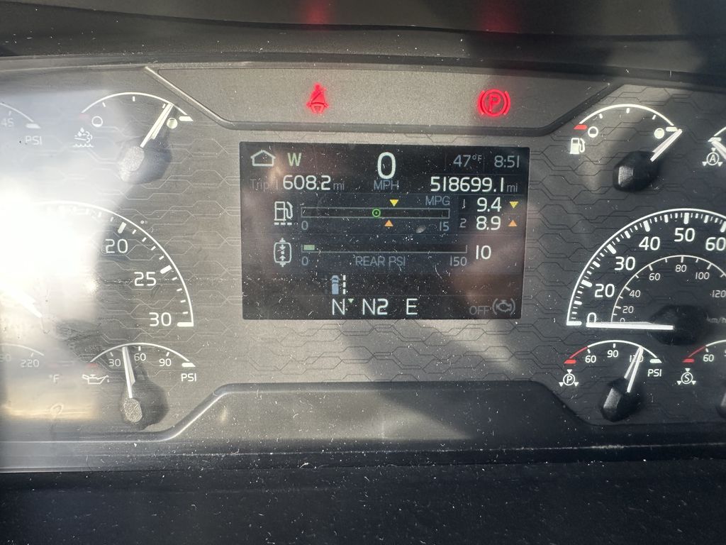 Slide images of 2019 VOLVO VNL64T-860