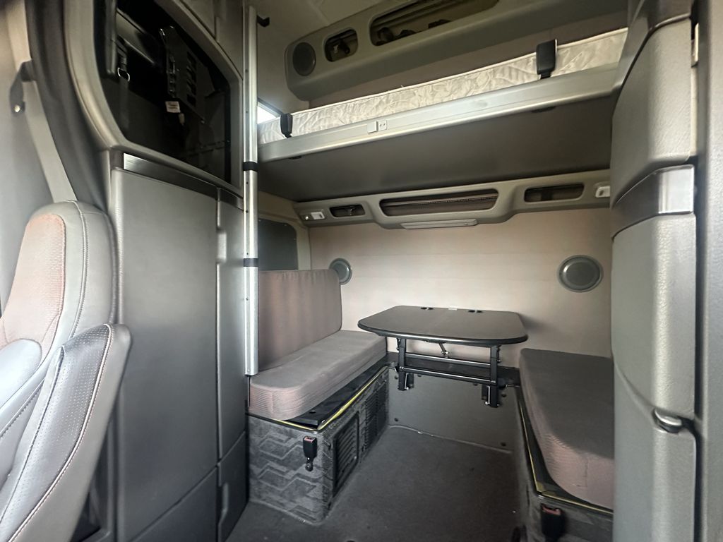 Slide images of 2019 VOLVO VNL64T-860