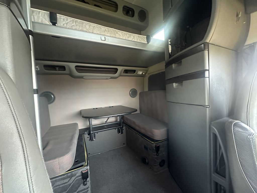 Slide images of 2019 VOLVO VNL64T-860