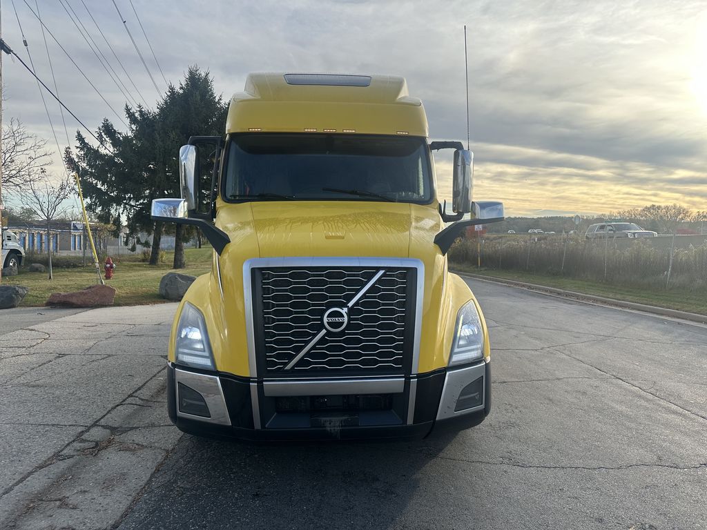 Slide images of 2019 VOLVO VNL64T-860