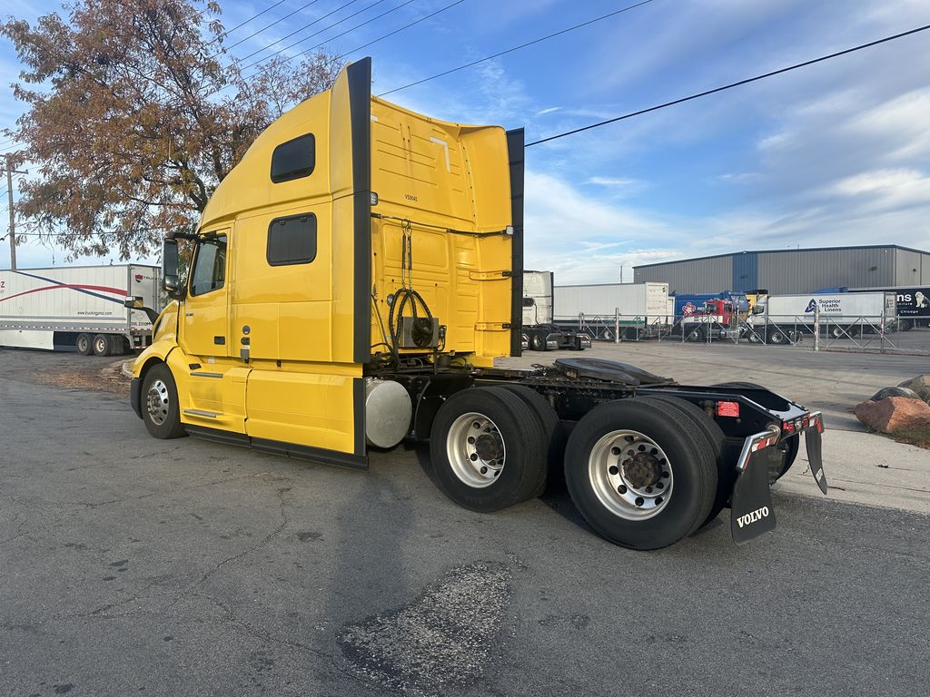 Slide images of 2019 VOLVO VNL64T-860