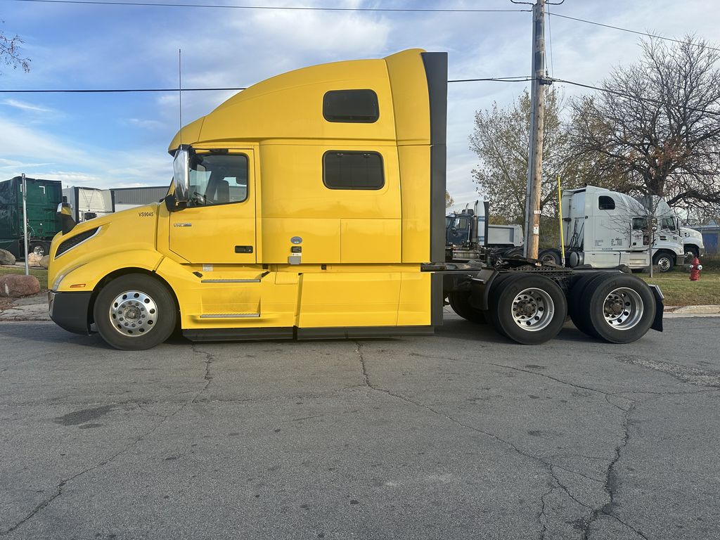 Slide images of 2019 VOLVO VNL64T-860