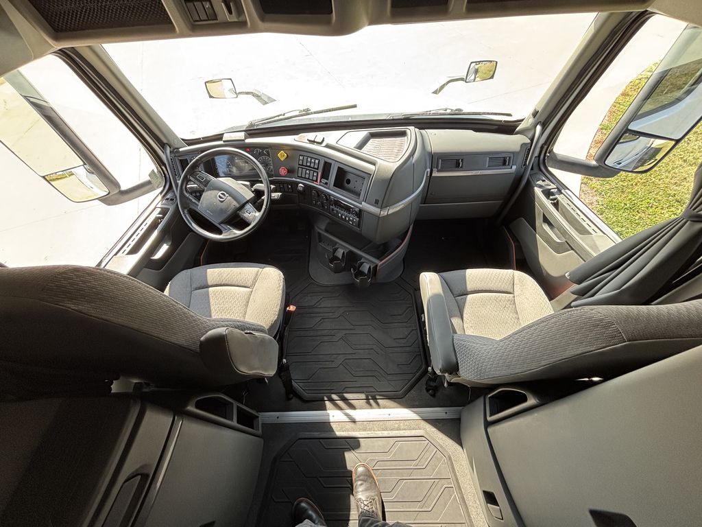 Slide images of 2023 VOLVO VNL64T760