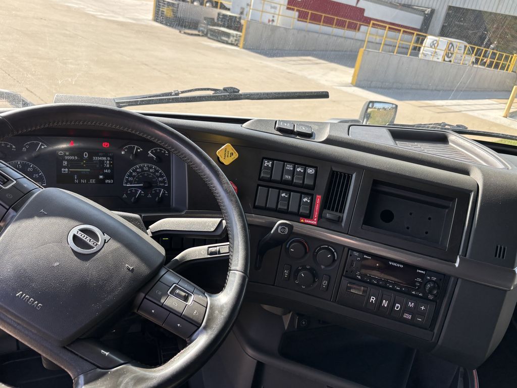Slide images of 2023 VOLVO VNL64T760