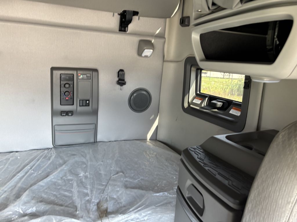 Slide images of 2023 VOLVO VNL64T760