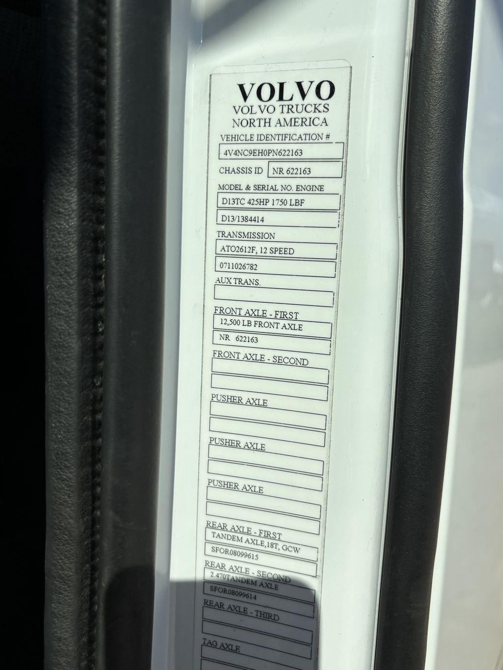 Slide images of 2023 VOLVO VNL64T760